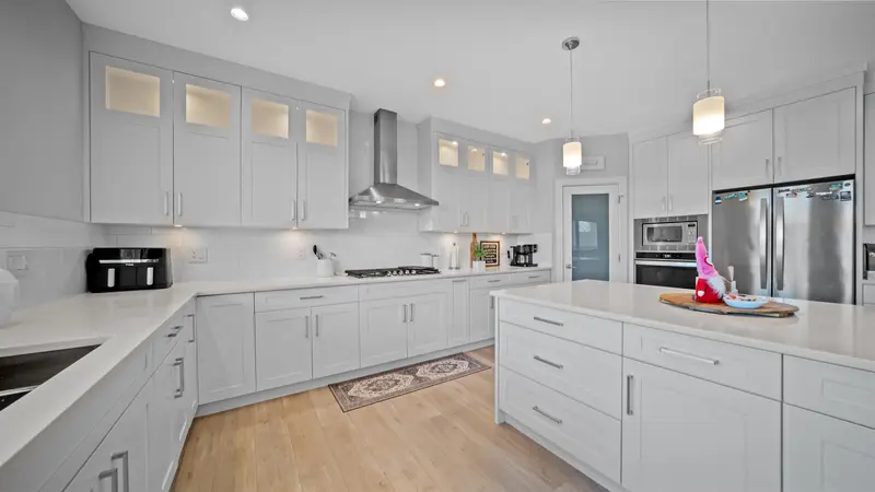 14551 61 AVENUE - photo 4 of 25