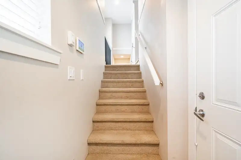 47 14377 60 AVENUE - photo 2 of 35