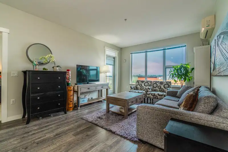 602 9311 ALEXANDRA ROAD - photo 4 of 38