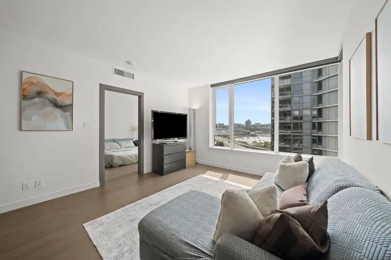 1251 38 SMITHE STREET - photo 4 of 35
