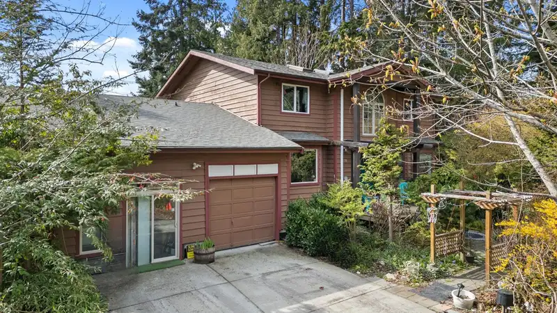 6279-6283 SECHELT INLET ROAD - photo 4 of 40