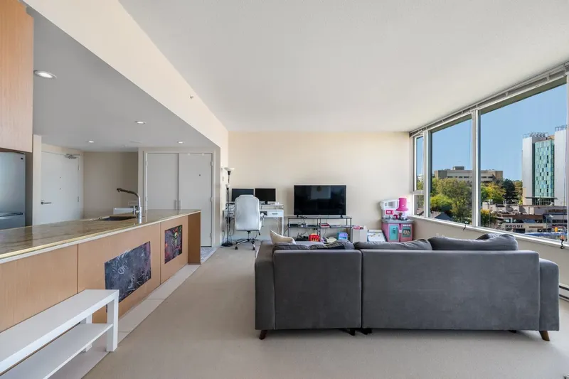 812 522 W 8TH AVENUE - photo 4 of 22