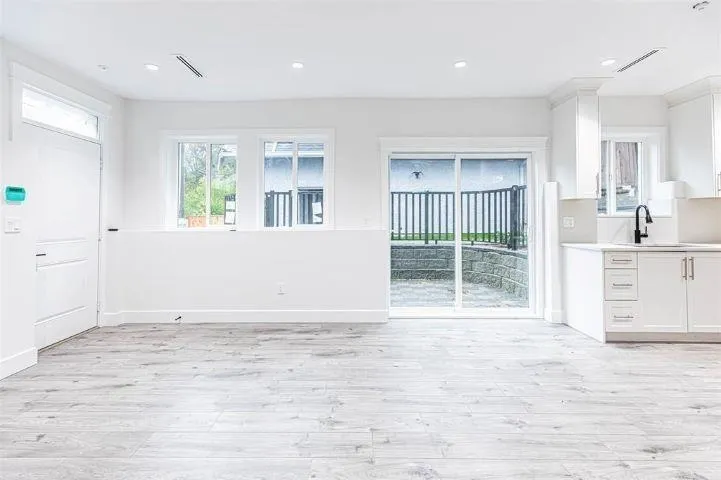 1010 E 24TH AVENUE - photo 4 of 5