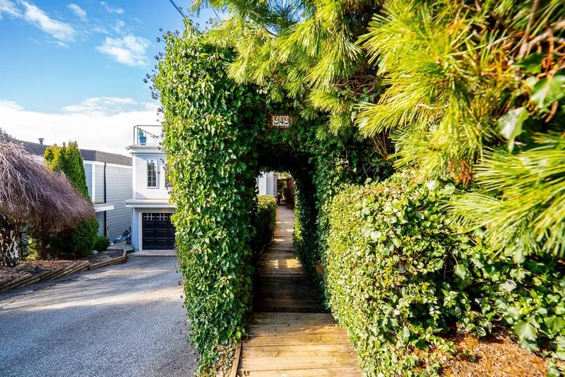 949 KENT STREET - photo 2 of 25