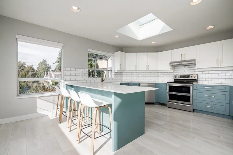 949 KENT STREET - photo 3 of 25