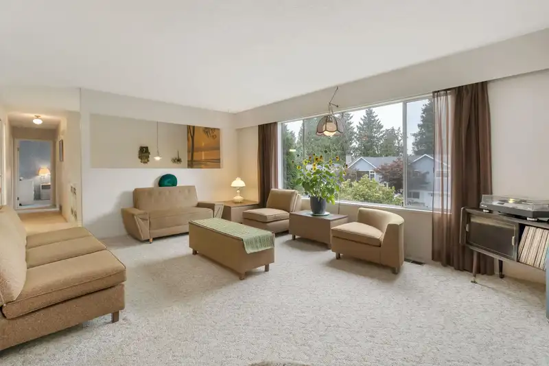 11138 84B AVENUE - photo 2 of 37
