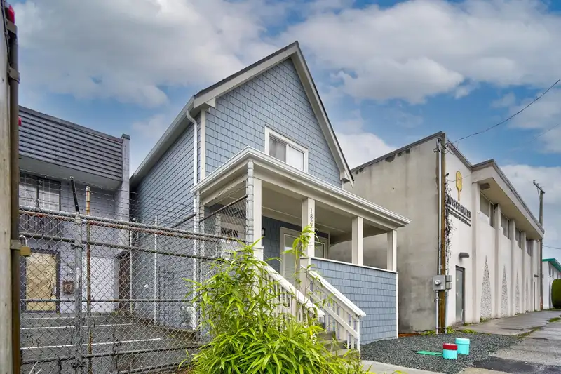 1827 PANDORA STREET - photo 2 of 39