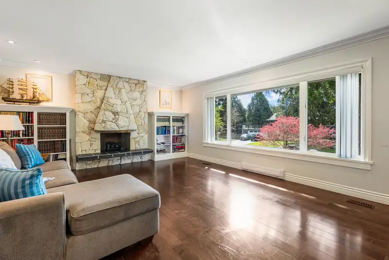 4907 7A AVENUE - photo 4 of 40