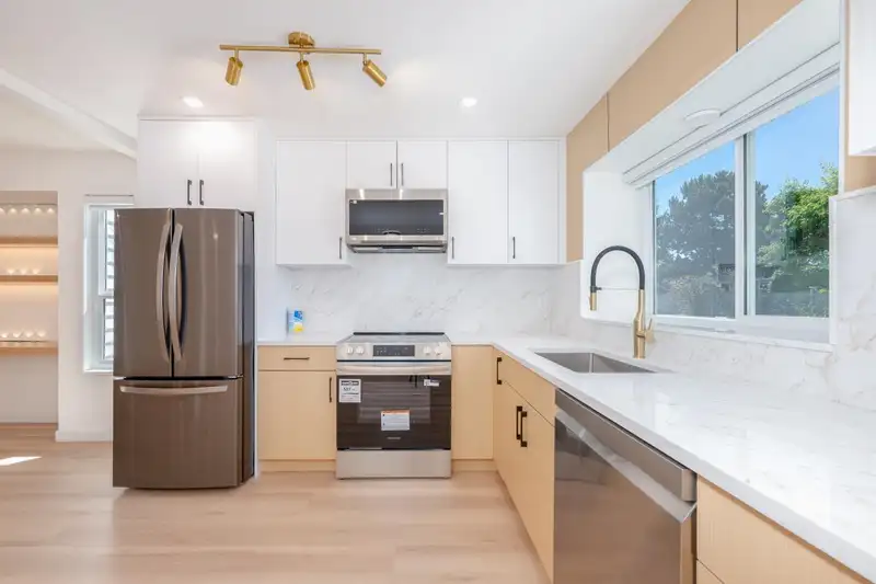 15092 19A AVENUE - photo 1 of 20