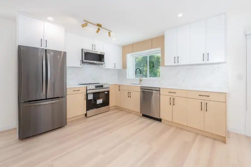 15092 19A AVENUE - photo 2 of 20