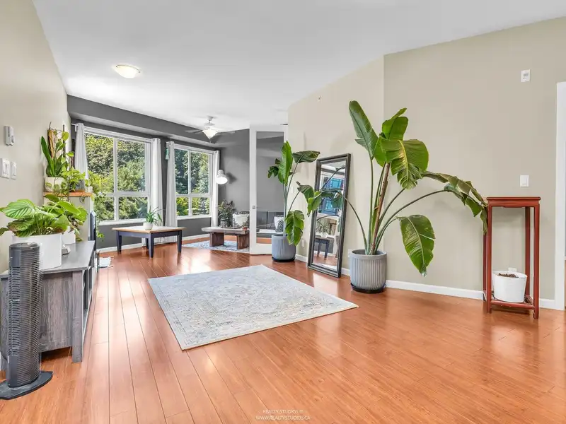 402 285 ROSS DRIVE - photo 2 of 27