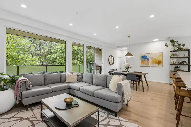 9 1089 WILSON CRESCENT - photo 1 of 40