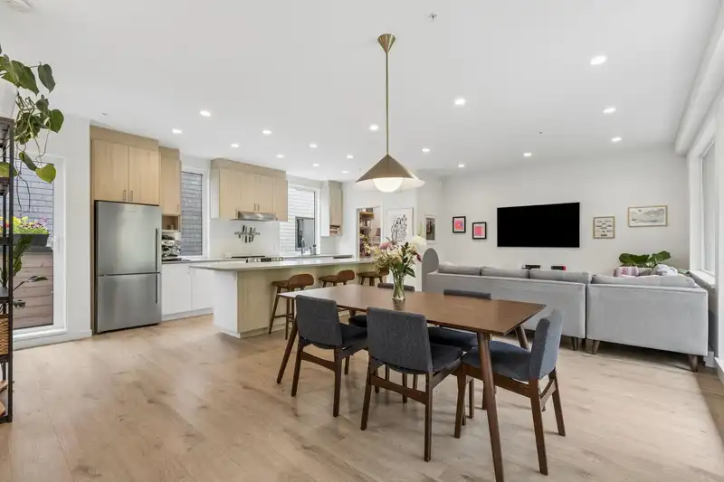 9 1089 WILSON CRESCENT - photo 2 of 40