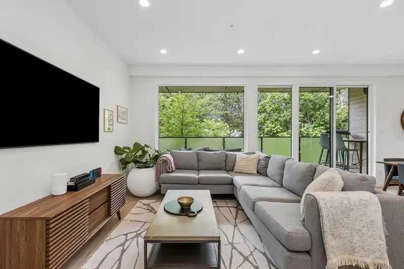 9 1089 WILSON CRESCENT - photo 3 of 40