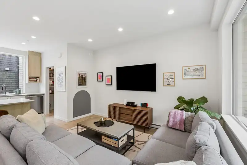 9 1089 WILSON CRESCENT - photo 4 of 40