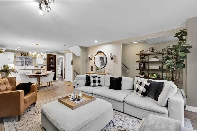 101 13368 72 AVENUE - photo 2 of 25