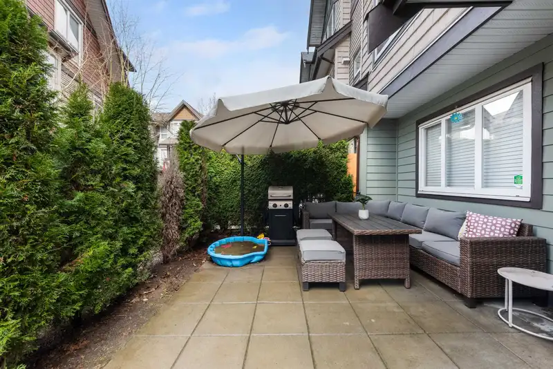 7 22386 SHARPE AVENUE - photo 4 of 33