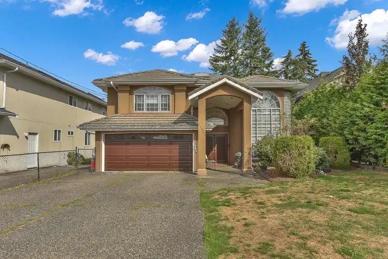 11933 96 AVENUE - photo 1 of 40