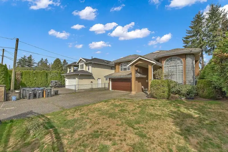 11933 96 AVENUE - photo 2 of 40