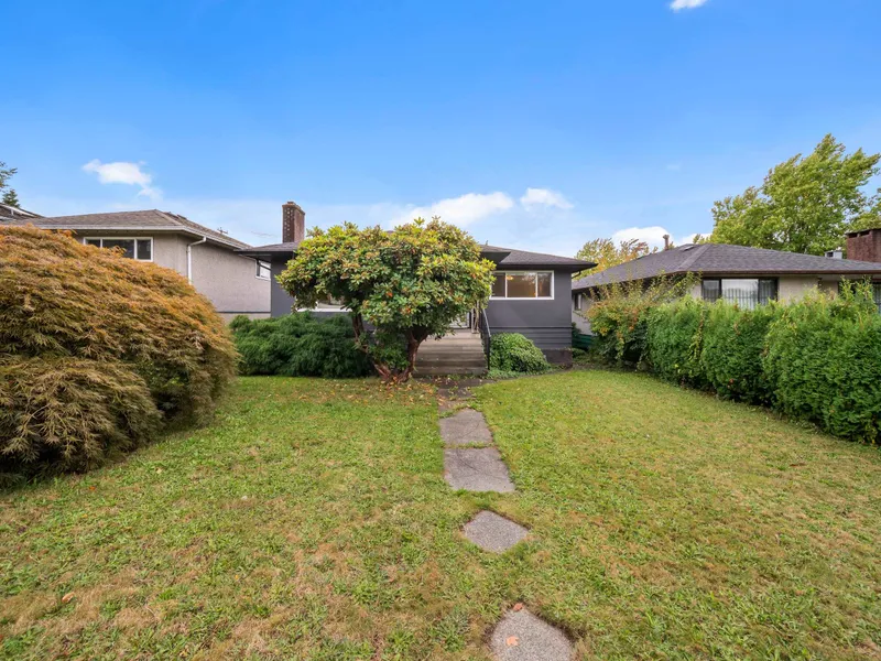 2624 E 1ST AVENUE - photo 4 of 25