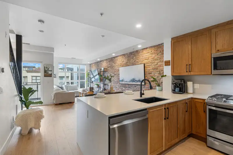 323 95 MOODY STREET - photo 1 of 29