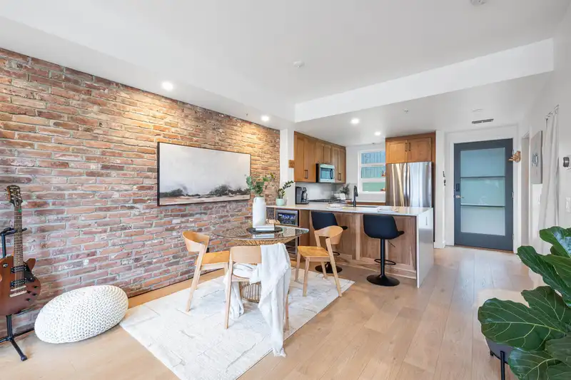 323 95 MOODY STREET - photo 4 of 29