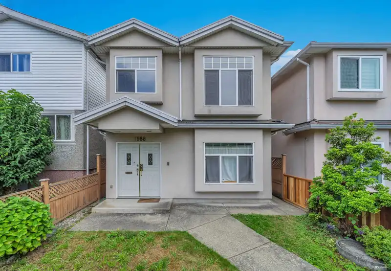 1988 NANAIMO STREET - photo 2 of 34