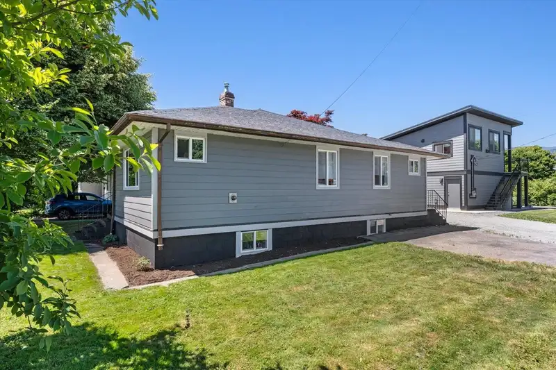 46591 PORTAGE AVENUE - photo 4 of 40