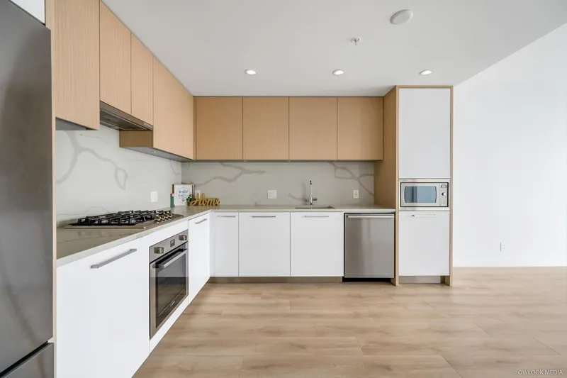 2607 567 CLARKE ROAD - photo 2 of 25