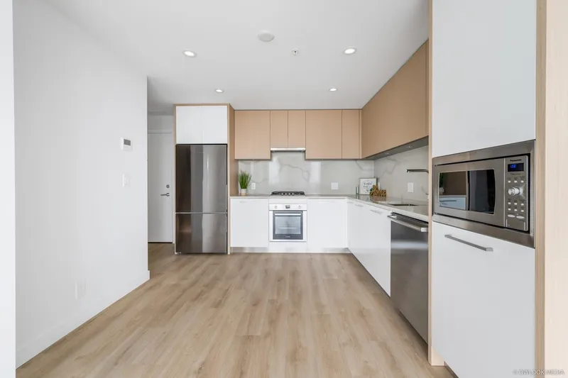 2607 567 CLARKE ROAD - photo 3 of 25