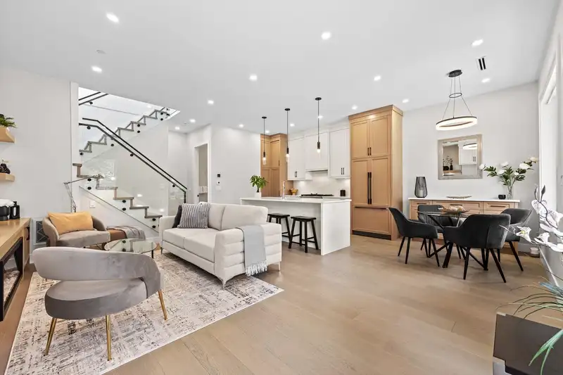 1 8578 CARTIER STREET - photo 2 of 33
