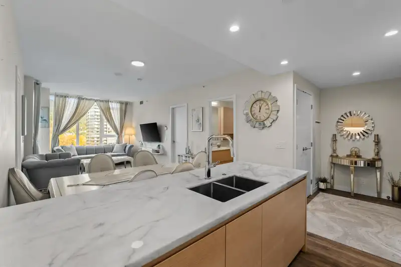 1601 305 MORRISSEY ROAD - photo 3 of 40