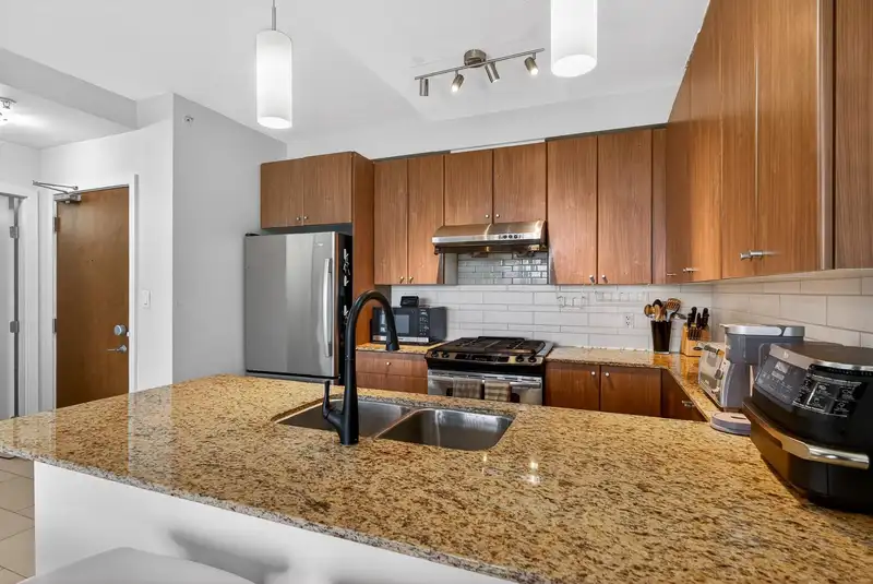 1401 280 ROSS DRIVE - photo 3 of 38