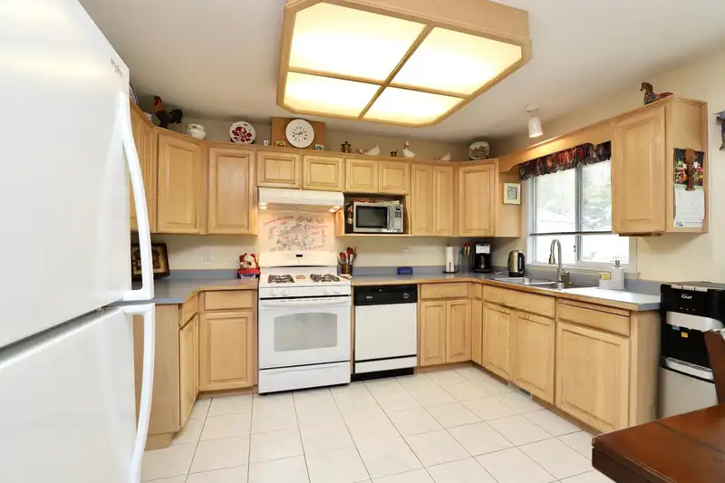 16524 84A AVENUE - photo 3 of 20