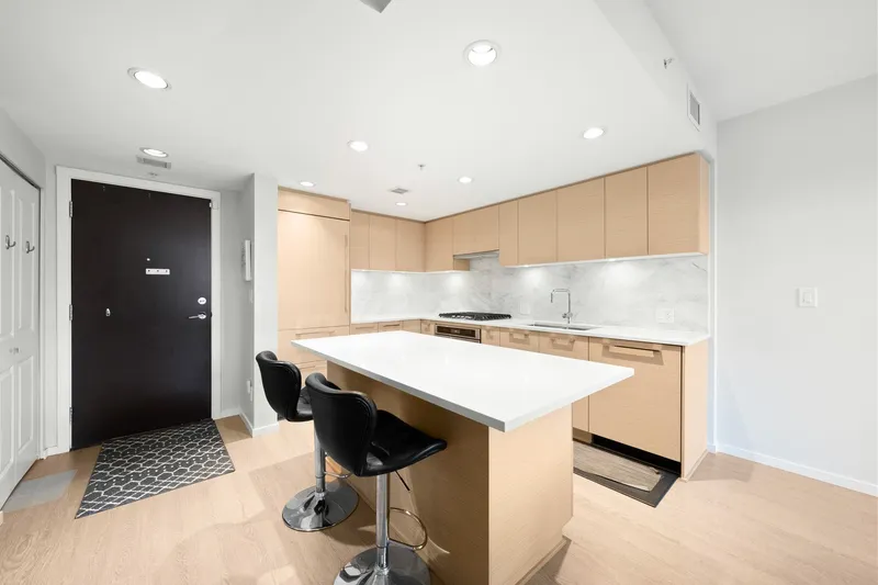 102 6700 DUNBLANE AVENUE - photo 4 of 25