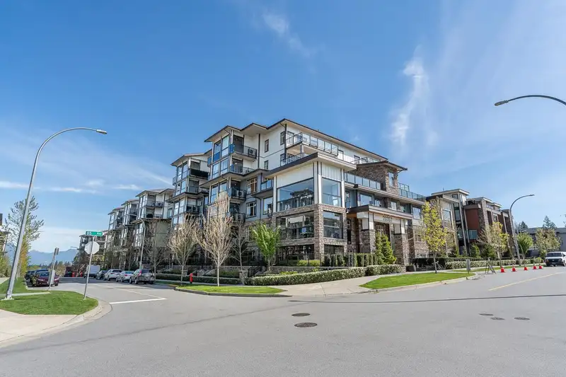 109 20367 85 AVENUE - photo 1 of 33