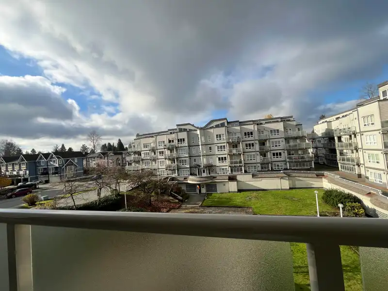 301 14399 103 AVENUE - photo 1 of 9