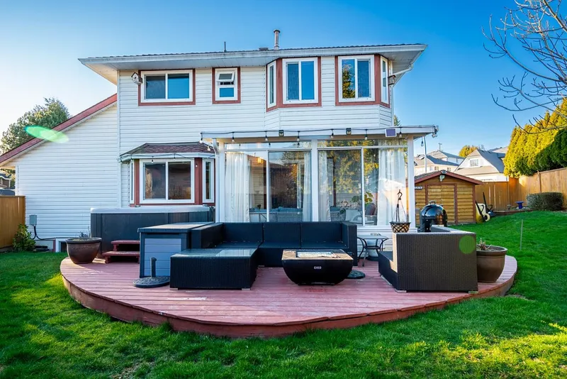 7926 161 STREET - photo 3 of 25