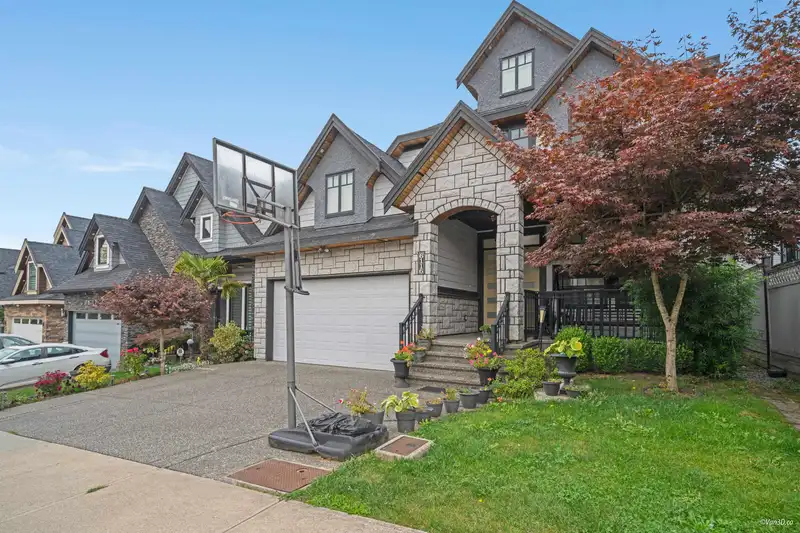 6116 140 STREET - photo 3 of 40
