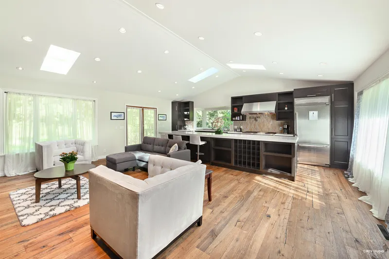 13671 16 AVENUE - photo 2 of 25