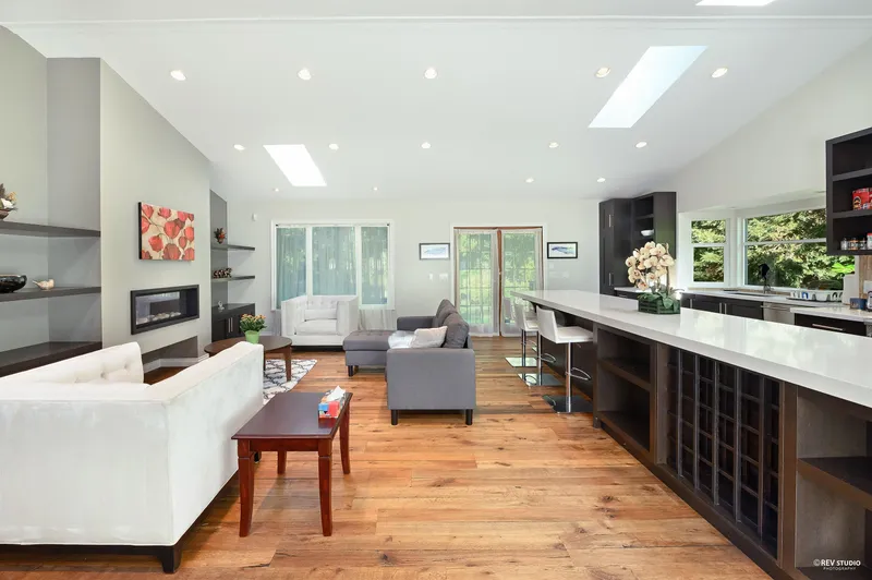 13671 16 AVENUE - photo 3 of 25