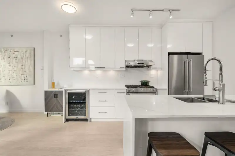 2705 1189 MELVILLE STREET - photo 1 of 25
