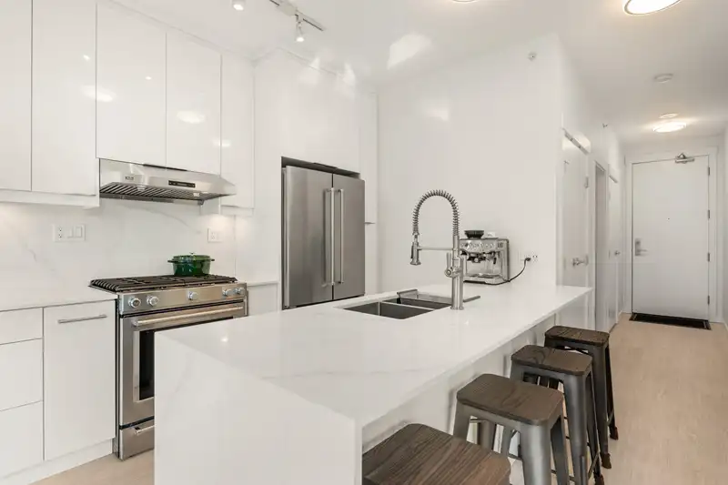 2705 1189 MELVILLE STREET - photo 2 of 25
