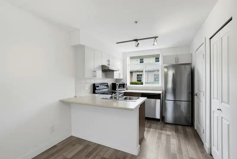 206 5632 KINGS ROAD - photo 3 of 37