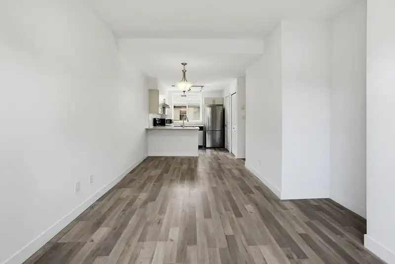 206 5632 KINGS ROAD - photo 4 of 37