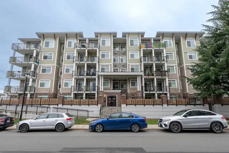 116 20696 EASTLEIGH CRESCENT - photo 1 of 21