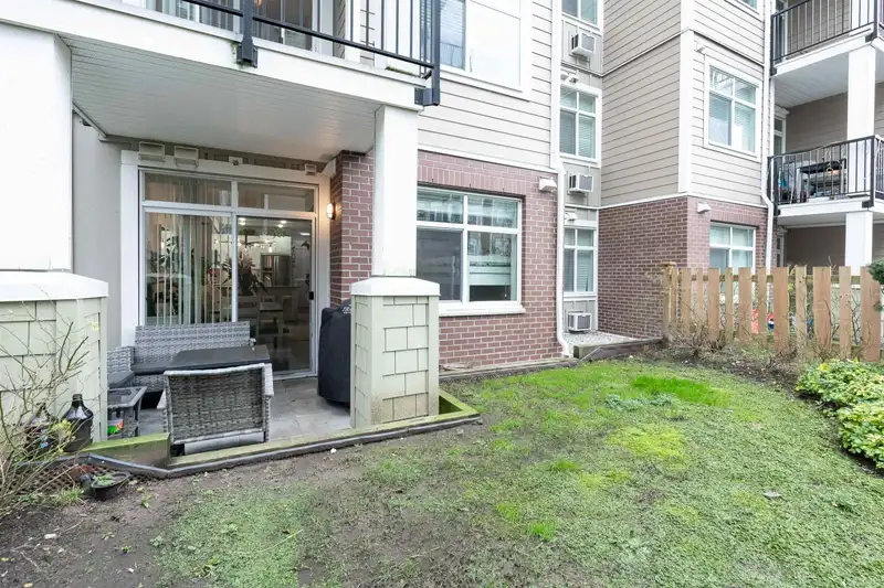 116 20696 EASTLEIGH CRESCENT - photo 2 of 21