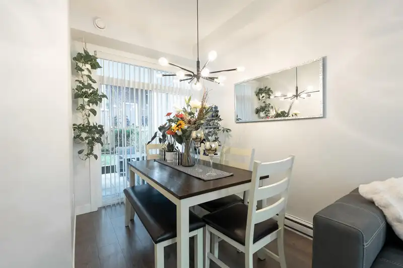 116 20696 EASTLEIGH CRESCENT - photo 4 of 21
