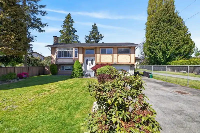 11627 72A AVENUE - photo 2 of 30