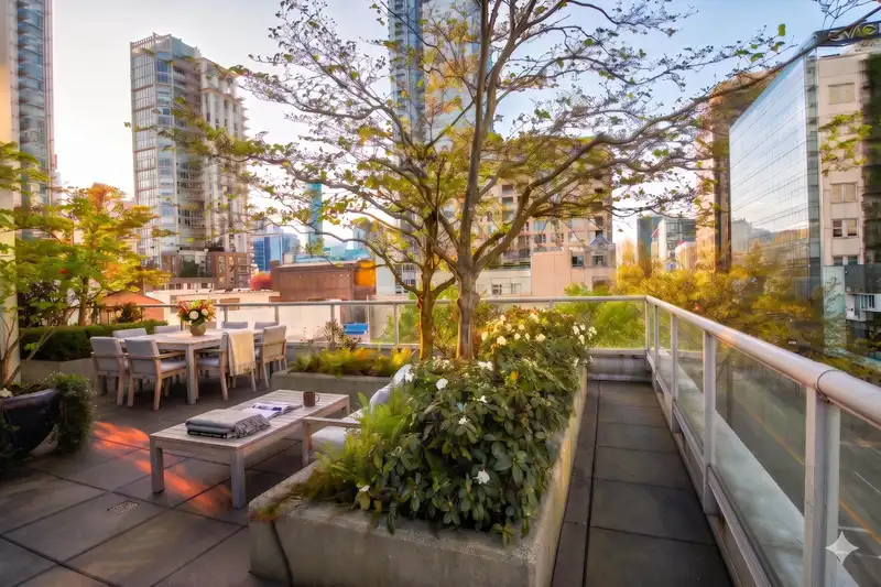 402 480 ROBSON STREET - photo 1 of 23